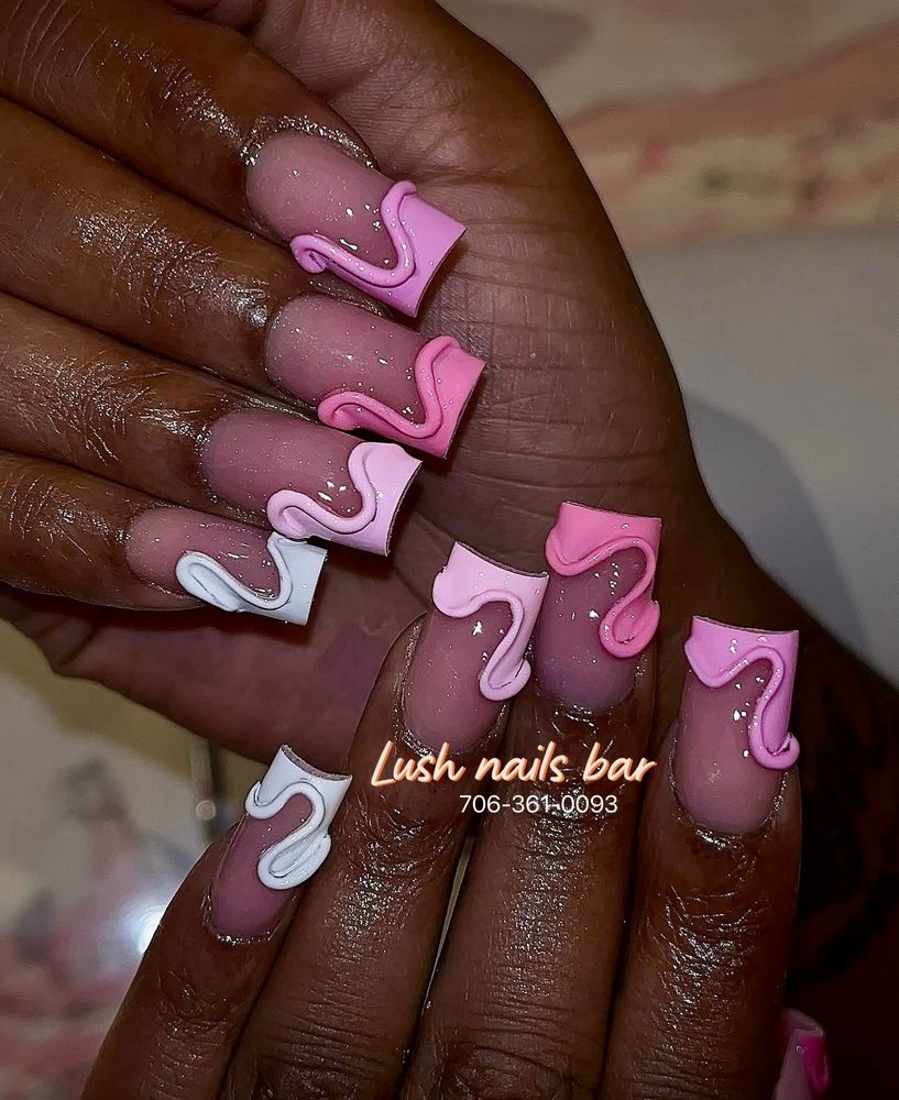 Lush Nail Bar Logo