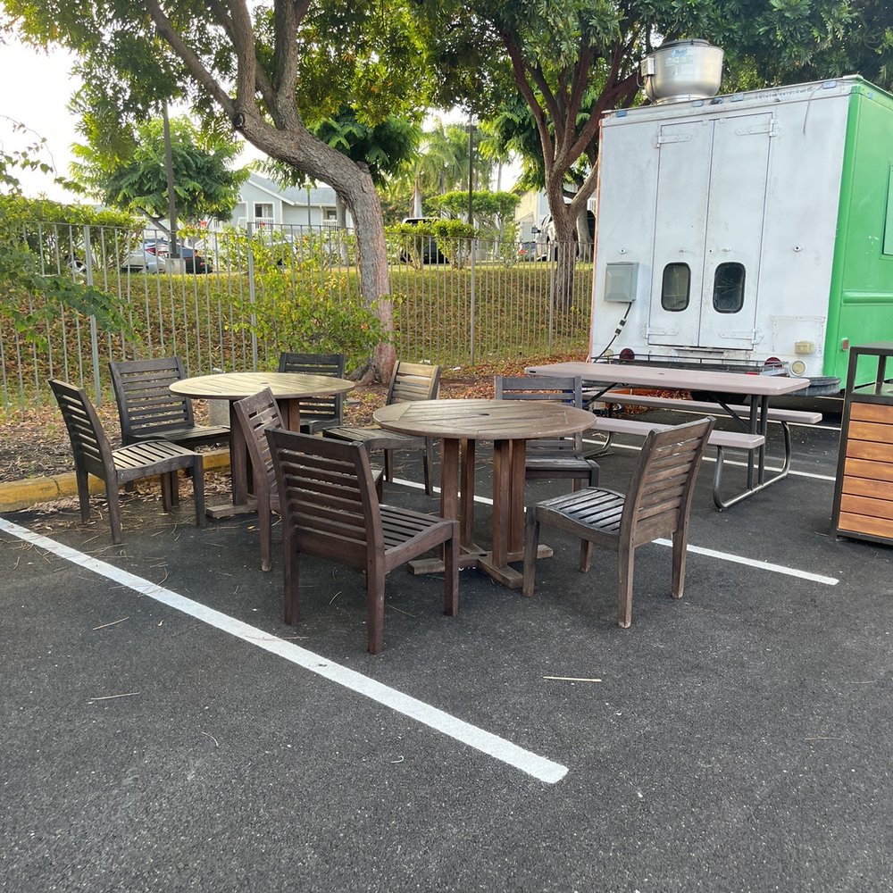 Yellow Kitchen - Seating area - Food Trucks Near Me - Waipahu, Hawaii