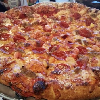 Frankenmuth Brewery - Large pizza. - American Near Me - Frankenmuth, Michigan
