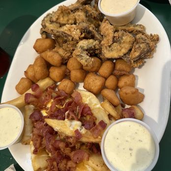 Big Willy’s Lakehouse - Trio with cheese fries, cheese curds and mushrooms - American Near Me - Brazil, Indiana