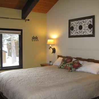 Wildflower Condominiums - Wildflower 54 Condo, King bedroom with view and flat screen TV and walk-in closet - Condominiums Near Me - Mammoth Lakes, California Wildflower Condominiums - Wildflower 54 Condo, King bedroom with view and flat screen TV and walk-in closet - Condominiums Near Me - Mammoth Lakes, California