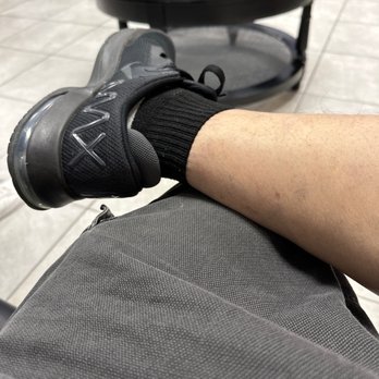 Quick Cuts - There use to be magazines here. I suppose they removed them because of Covid or too many ppl rather look at their phones. - Hair Salons Near Me - Burbank, California