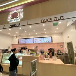 Go in here very often, love everything about this place. Pudding is a 10 drinks is a 10 Go in here very often, love everything about this place. Pudding is a 10 drinks is a 10