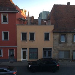 Hotel Goldener Hirsch - Ausblick aus dem Hotelzimmer (die Straße mündet in der sehr lauten Bahnhofsstraße)