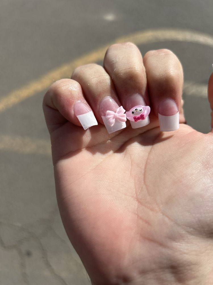 Golden Nails & Hair Logo
