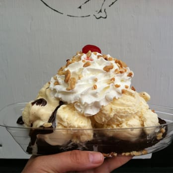 The Mosquito - Home made brownie sundae! Yum! - Ice Cream & Frozen Yogurt Near Me - Raymond, Maine