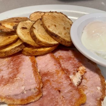 The Pelham Street Grille - Peameal Bacon with potatoes and poached eggs - Breakfast & Brunch Near Me - Pelham, Ontario