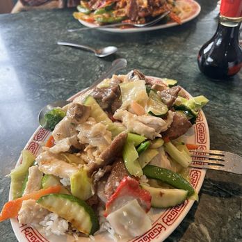 Yi's Wok - Two Lunch Specials one with White garlic sauce and one with spicy  sauce - Chinese Near Me - Redmond, Oregon