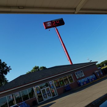 Speedway - a car parked in front of a gas station - Gas Stations Near Me - Jackson, Michigan