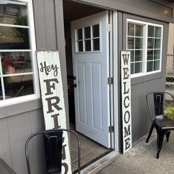 Italio Pizza & Pasta - Entrance to patio - Italian Near Me - Seattle, Washington