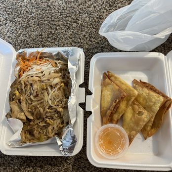 Massaman Thai Cuisine - Chicken pad Thai and crab rangoons - Thai Near Me - Dayton, Ohio