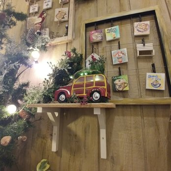 Cafe Bench - Cute holiday decorations - Cafes Near Me - Flushing, New York