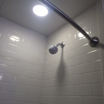 Hampton Inn & Suites Des Moines Downtown - Shower in room 630. - Hotels Near Me - Des Moines, Iowa Hampton Inn & Suites Des Moines Downtown - Shower in room 630. - Hotels Near Me - Des Moines, Iowa