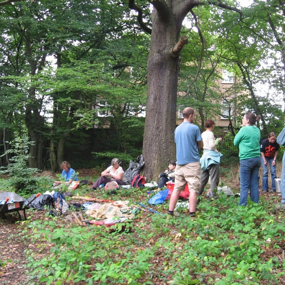 Btcv - Coldfall Wood, Muswell Hill. A group of BTCV volunteers have a well earned break after tidying up the woods to help others enjoy - Community Service/Non-Profit Near Me - London, XGL