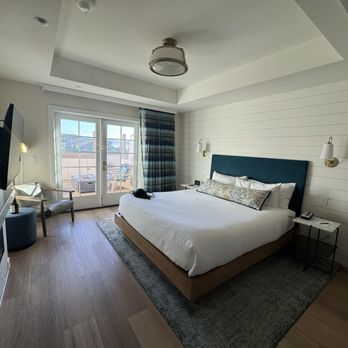 Inn at Rose’s Landing - King room with patio and view of harbor - Hotels Near Me - Morro Bay, California Inn at Rose’s Landing - King room with patio and view of harbor - Hotels Near Me - Morro Bay, California