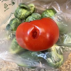 Fairplay - Bagger or check out clerk pierced my tomato