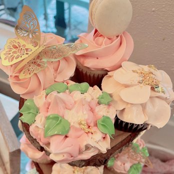 T'antay Miami Cakes - Closeup of cupcakes - Custom Cakes Near Me T'antay Miami Cakes - Closeup of cupcakes - Custom Cakes Near Me