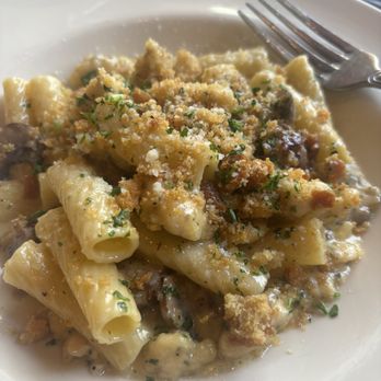 Grand Lux Cafe - Chicken, Mushroom & Brown Butter Pasta - Italian Near Me - Sunrise, Florida