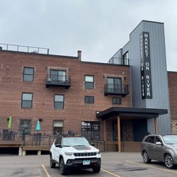 Hiker Cafe - Exterior and parking lot