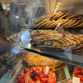 La Maison d'Isabelle - What you pass in line to buy your croissants - Bakeries Near Me - Paris, 75
