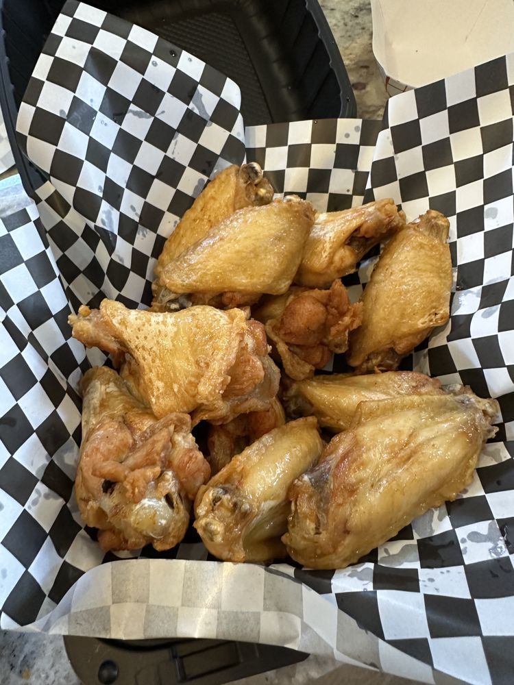 Chicho’s Wings Logo