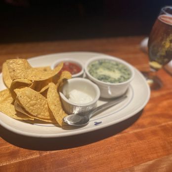 Houston's Restaurant - Spinach and Artichoke Dip Dinner - American Near Me - Pompano Beach, Florida