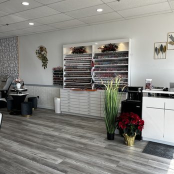 Daisy Nails - Nail Salons Near Me - Carmel, Indiana