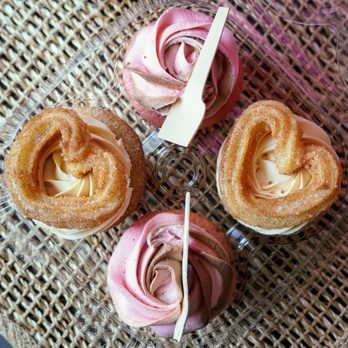 Franci Cakes - Duvalín and Churro cupcake - Cupcakes Near Me Franci Cakes - Duvalín and Churro cupcake - Cupcakes Near Me