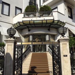 Very pretty entrance to hotel.