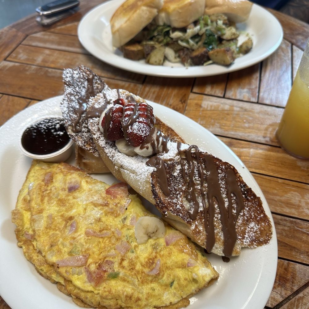 Bigger breakfast (omelet, Nutella French toast) and delicious (potatoes, omelet toast) Bigger breakfast (omelet, Nutella French toast) and delicious (potatoes, omelet toast)