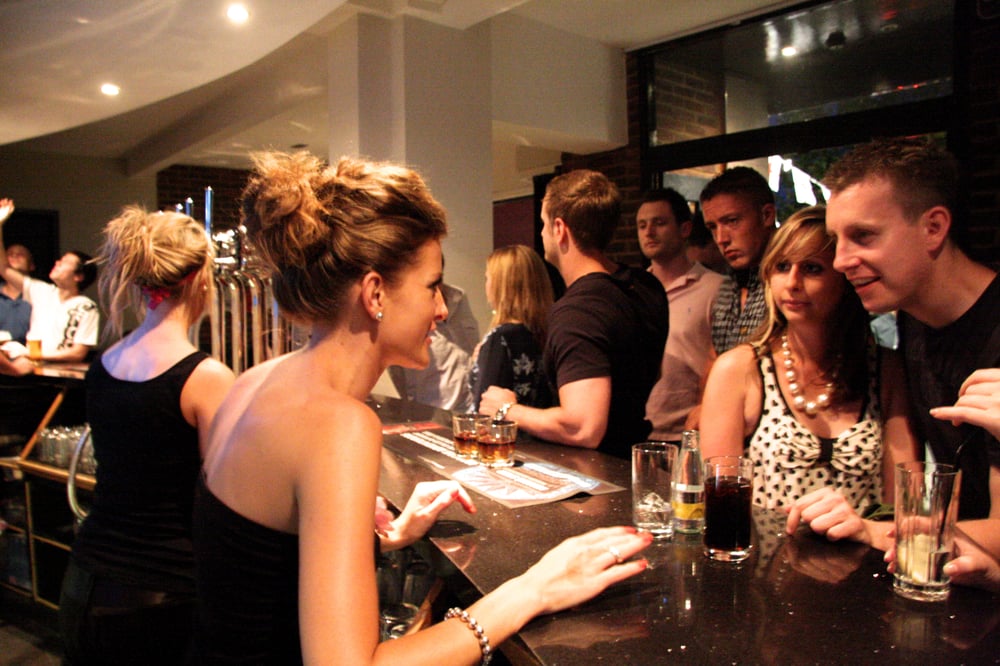 BRIDGE BAR Updated August 2024 129133 London road, East Grinstead