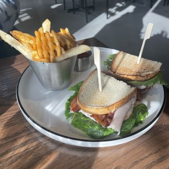 Bethlehem Barrel & Drafthouse - Turkey blt with fries - Whiskey Bars Near Me - Fountain Hill, Pennsylvania