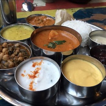 Chutnify - Thali plate with chicken - Indian Near Me - Berlin, BE Chutnify - Thali plate with chicken - Indian Near Me - Berlin, BE