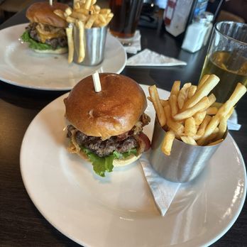 Turtle Jack's - Canadian Brisket Burger - American Near Me - Niagara Falls, Ontario