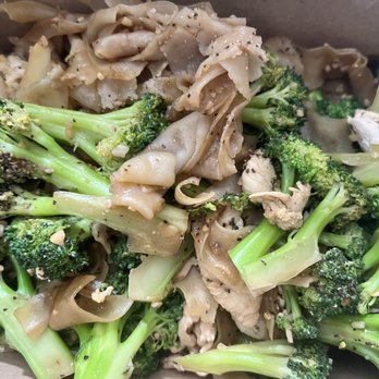 Thai Kitchen - Pad See Ew. 2/5. IG: @amei.eats - Asian Fusion Near Me - Santa Barbara, California Thai Kitchen - Pad See Ew. 2/5. IG: @amei.eats - Asian Fusion Near Me - Santa Barbara, California
