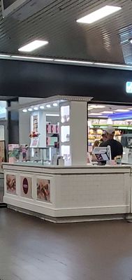 Woops! Macarons & Gifts (Port Authority NYC) by null