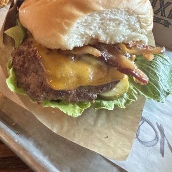 D-Luxe Burger - Burgers Near Me - Lake Buena Vista, Florida D-Luxe Burger - Burgers Near Me - Lake Buena Vista, Florida