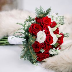 The Flower Cottage - Red-White Bouquet