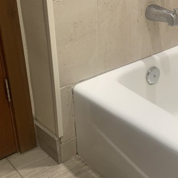 Humphreys Half Moon Inn - Filth around the bathtub - San Diego, CA