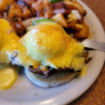 Bill's Café - Tri-Tip Benedict - Breakfast & Brunch Near Me - Pleasanton, California