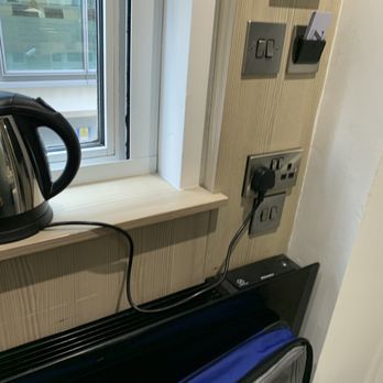Z Hotel Victoria - Couldn't plug the kettle on the table as the plug didn't fit. - Hotels Near Me - London, XGL