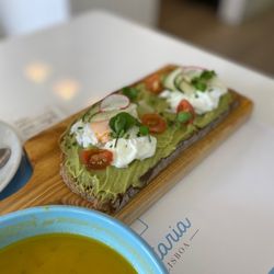 Leitaria Lisboa - Avo toast with poached eggs and more!