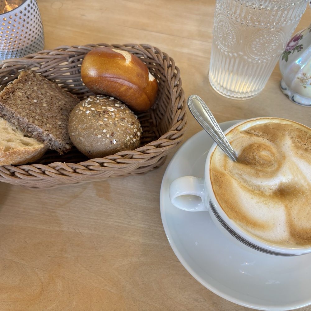 Café Bar Berge - Cappuccino und Brötchen - Breakfast & Brunch Near Me - Garmisch-Partenkirchen, BY