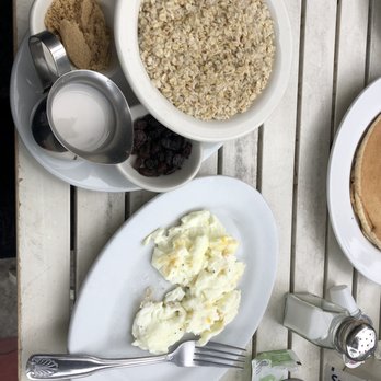 Rialto Cafe - Oatmeal with raisins, brown sugar, and almond milk and egg whites - Breakfast & Brunch Near Me - Fullerton, California