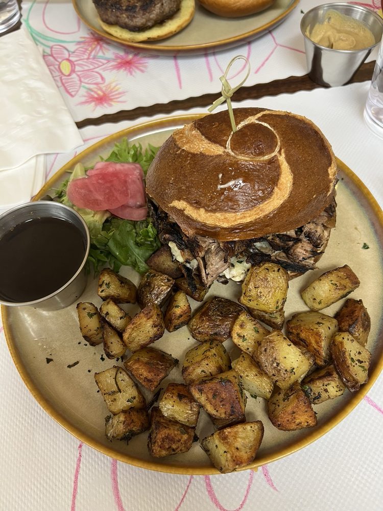 The Blooming Bistro - Photo 3