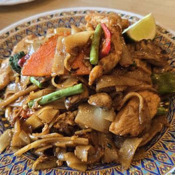 Ayothaya - Pad Kee Mao - Thai Near Me - Pickering, Ontario