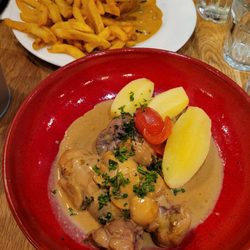 Chez Lulu - Kidneys (red plate) and chicken (white plate)