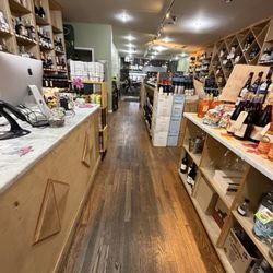 Astoria Wine and Spirits - Inside