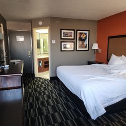 La Quinta by Wyndham Memphis Airport Graceland - Another angle of the room