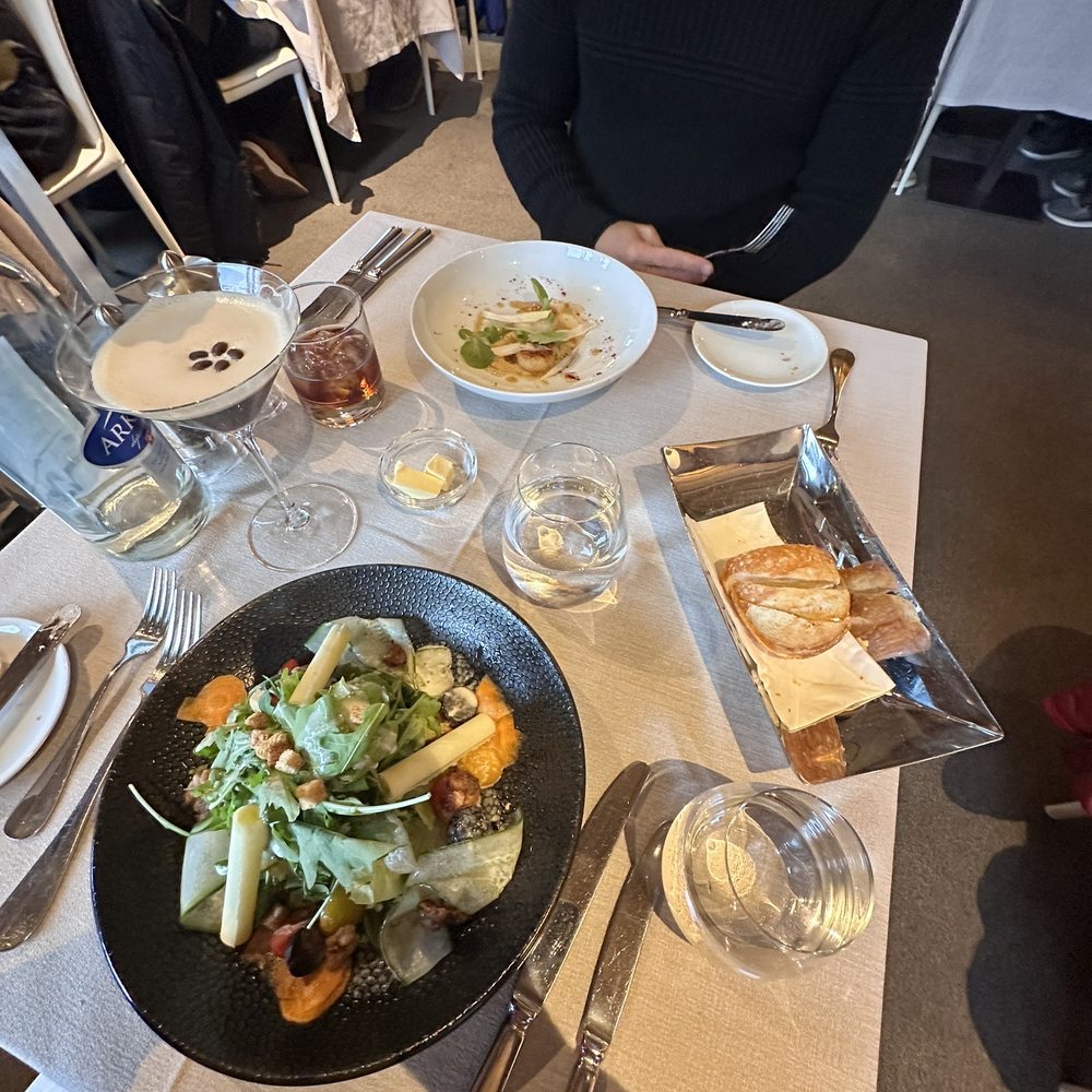 Restaurant Caprice - Salad and scallops appetizer - Italian Near Me - Wengen, BE Restaurant Caprice - Salad and scallops appetizer - Italian Near Me - Wengen, BE